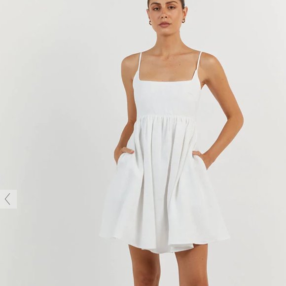 Elegant White Sleeveless Dress - Picture 2 of 4